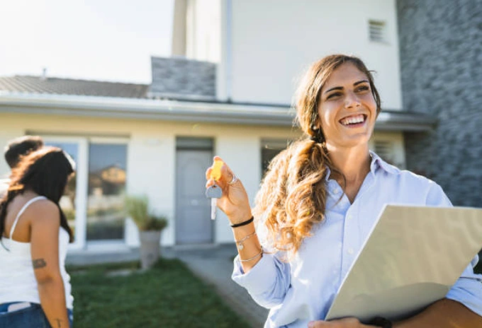 Une professionnelle de l’immobilier présentant des clés